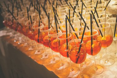 Bir kokteyl sırasında bir gözlük