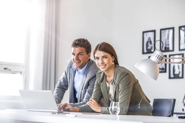 Portré Fiatal Üzletemberek Használ Laptop Desk Office — Stock Fotó