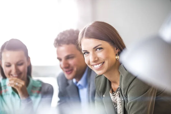 Retrato Joven Empresaria Feliz Con Colegas Fondo Oficina — Foto de Stock