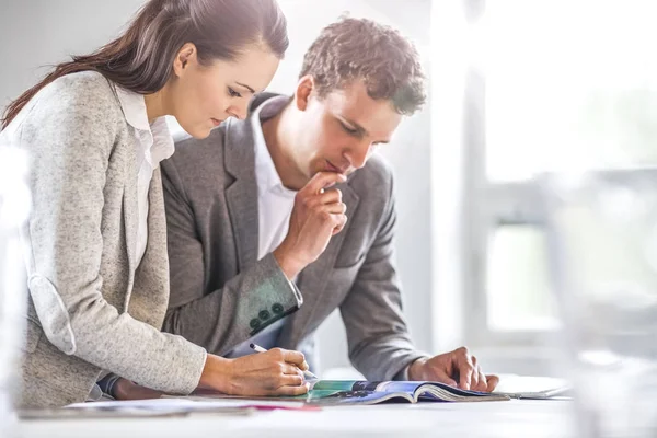 Gente Negocios Discutiendo Oficina — Foto de Stock