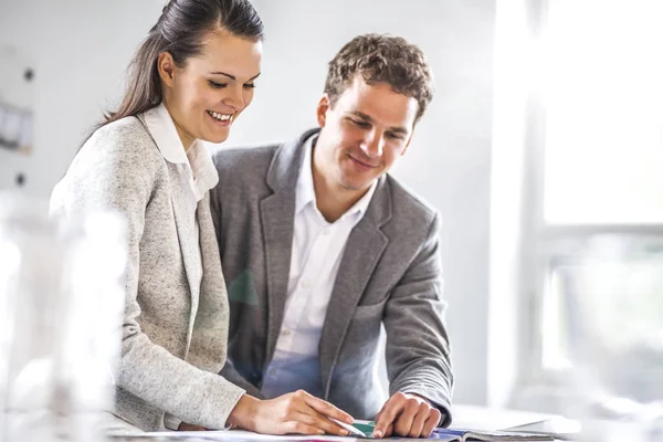 Uomini Affari Che Lavorano Ufficio — Foto Stock