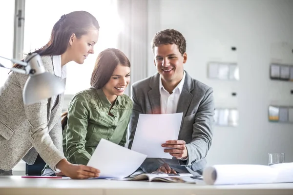 Geschäftsleute Überprüfen Dokumente Amt — Stockfoto