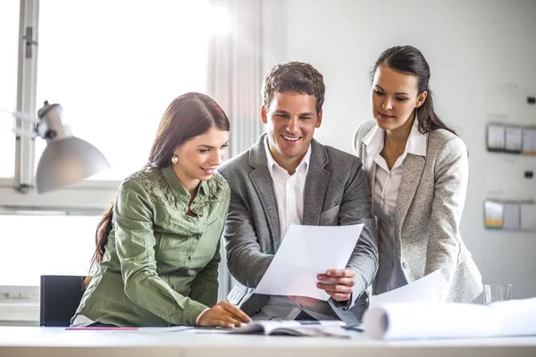 Gente Negocios Revisando Documentos Oficina — Foto de Stock