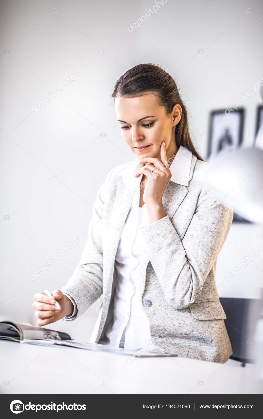 Nachdenkliche Junge Geschäftsfrau Schreibtisch — Stockfoto ...
