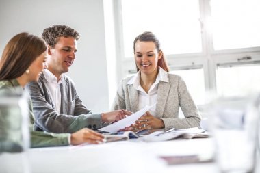 Office belgeyi gözden geçiren genç iş adamları