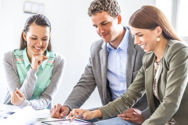 Dijital tablet kullanma office erkek meslektaşları ile genç işadamı