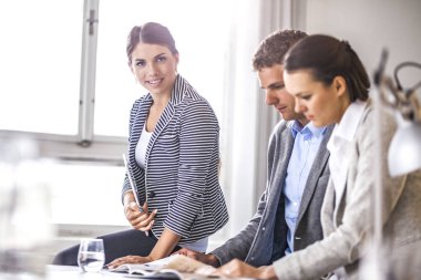 Office broşürde okuma meslektaşları süre masasında oturan genç iş kadını portresi