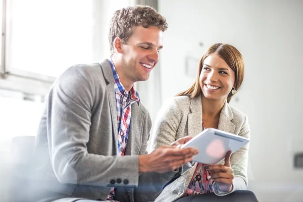 Gelukkig Zakenvrouw Kijken Naar Mannelijke Collega Digitale Tablet Gebruiken Office — Stockfoto