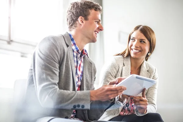 Des Hommes Affaires Souriants Utilisant Une Tablette Numérique Bureau — Photo