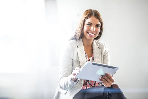 Ritratto Giovane Donna Affari Sorridente Che Utilizza Tablet Digitale Ufficio — Foto Stock