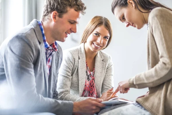 Portret Van Gelukkige Jonge Zakenvrouw Met Collega Digitale Tablet Gebruiken — Stockfoto