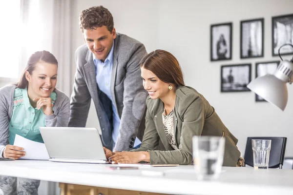 Jóvenes Empresarios Usando Portátil Mesa Oficina — Foto de Stock