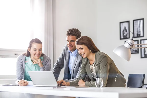 Jóvenes Empresarios Felices Usando Ordenador Portátil Oficina — Foto de Stock