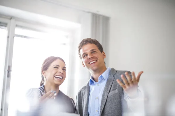 Alegre Gente Joven Negocios Mirando Hacia Otro Lado Oficina — Foto de Stock