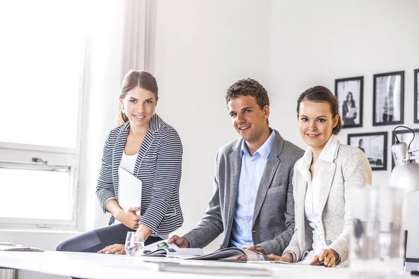 Retrato Jovens Empresários Sorridentes Trabalhando Juntos Mesa Escritório — Fotografia de Stock