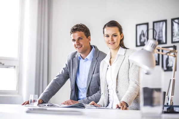 Retrato Jovens Empresários Felizes Com Folheto Mesa Escritório — Fotografia de Stock