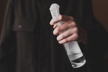 Coronavirus 'a alkol spreyi sıkarken yakın çekim yapın. Mikropların, bakterilerin, koronavirüsün ve virüsün yayılmasını önlemek için antiseptik sprey. Antiseptik ve dezenfektan..