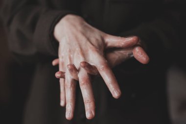 Virüse karşı korunmak için sabunla, antiseptikle ve dezenfektanla yakın çekim. Koronavirüse karşı önleyici.