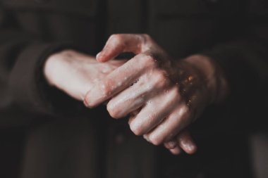 Virüse karşı korunmak için sabunla, antiseptikle ve dezenfektanla yakın çekim. Koronavirüse karşı önleyici.