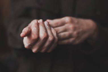 Virüse karşı korunmak için sabunla, antiseptikle ve dezenfektanla yakın çekim. Koronavirüse karşı önleyici.
