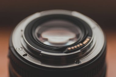 Dijital kamera lensleri. Kamera için evrensel mercek. SLR kamera için lensin üst görüntüsü. Aynasız kamera mercekleri.