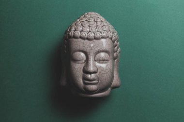 Buda heykelinin yeşil arkaplandaki üst görüntüsü