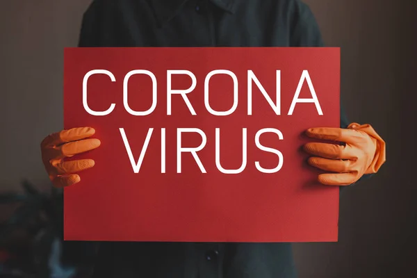 Zblízka Drží Ruce Ochranných Rukavicích Nápisem Covid Koronavirus — Stock fotografie