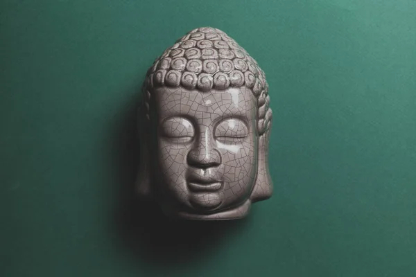 Вид Зверху Статуї Голови Будди Зеленому Фоні — стокове фото