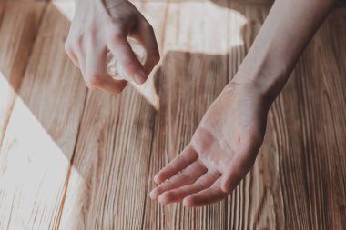 Coronavirüs 'e el dezenfektanı uygulayan ellerin yakın çekimi. Mikrop, bakteri, koronavirüs ve virüs COVID-19 yayılmasını önlemek için antiseptik sprey. Antiseptik ve dezenfektan.. 