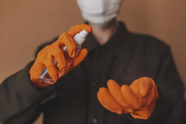 Close Mãos Aplicando Desinfetante Mão Contra Coronavírus Spray Séptico Para — Fotografia de Stock