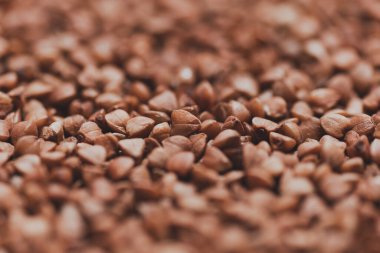 Karabuğday tanelerine yakın çekim. Çiğ yulaf lapası manzarası. Tahıl deseni. Çiğ vejetaryen yemeği.