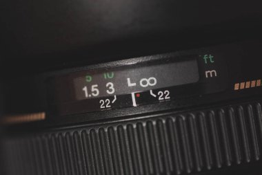 Kamera merceğinin odak penceresine yaklaş. Kamera lensindeki AF düğmesine yakın çekim. Otomatik odaklama düğmesinin bir kamera lensini kapatması.