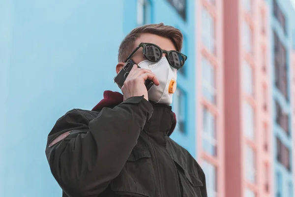 Hombre Con Gafas Respirador Protector Hablando Por Teléfono Una Calle — Foto de Stock