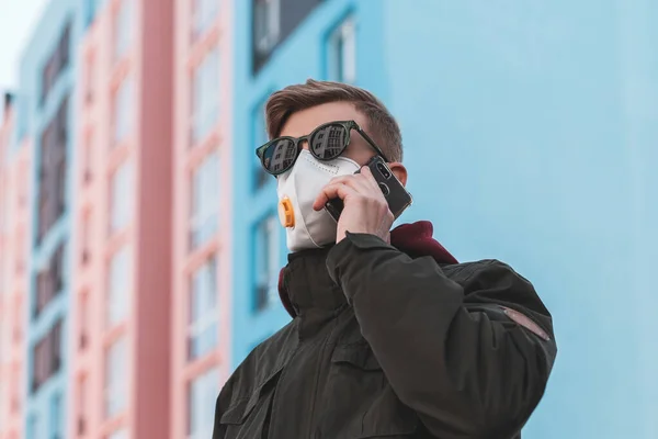 Homem Óculos Respirador Máscara Protector Falar Telefone Numa Rua Vazia — Fotografia de Stock