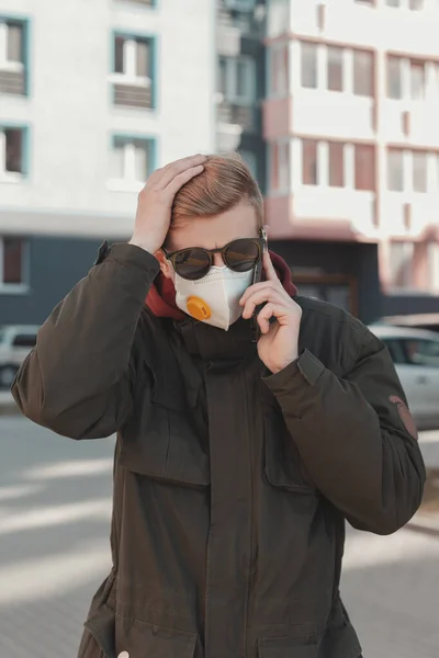 Egy Szemüveges Férfi Egy Védőmaszk Lélegeztető Beszél Telefonon Egy Üres — Stock Fotó