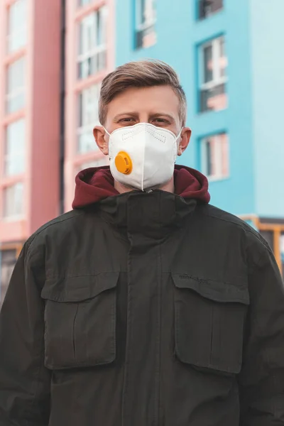 Egy Férfi Portréja Védőmaszkos Lélegeztetőgépben Egy Elhagyatott Utcában Egy Vírusjárvány — Stock Fotó