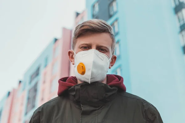 Porträt Eines Mannes Mit Atemschutzmaske Auf Einer Menschenleeren Straße Während — Stockfoto