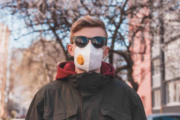 Potret Seorang Pria Dalam Pelindung Masker Respirator Jalan Sepi Selama — Stok Foto