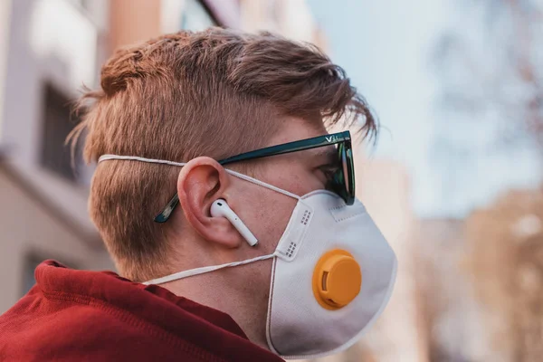 Retrato Homem Óculos Uma Máscara Protetora Respirador Fones Ouvido Sem — Fotografia de Stock