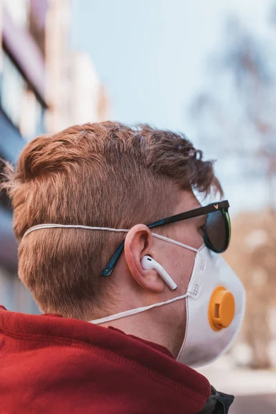 Retrato Homem Óculos Uma Máscara Protetora Respirador Fones Ouvido Sem — Fotografia de Stock