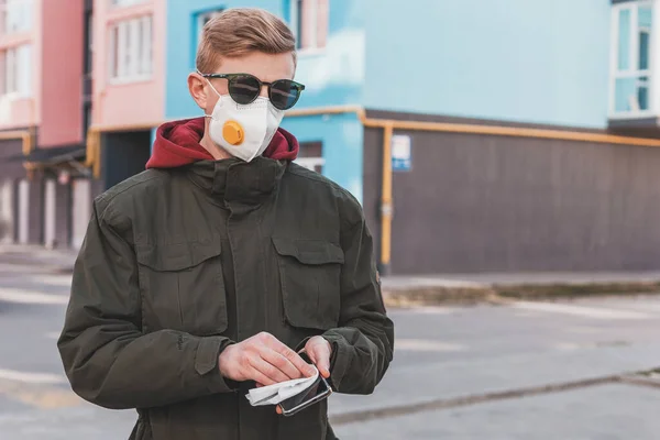 Der Mann Mit Atemschutzmaske Reinigt Sein Smartphone Mit Einem Feuchten — Stockfoto