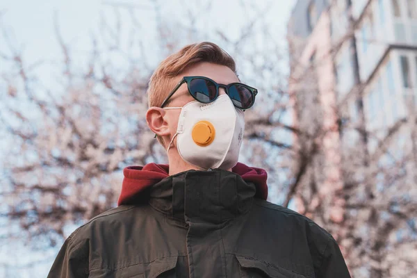Virüs Salgınının Karantinası Sırasında Issız Bir Sokakta Koruyucu Maske Takmış - Stok İmaj