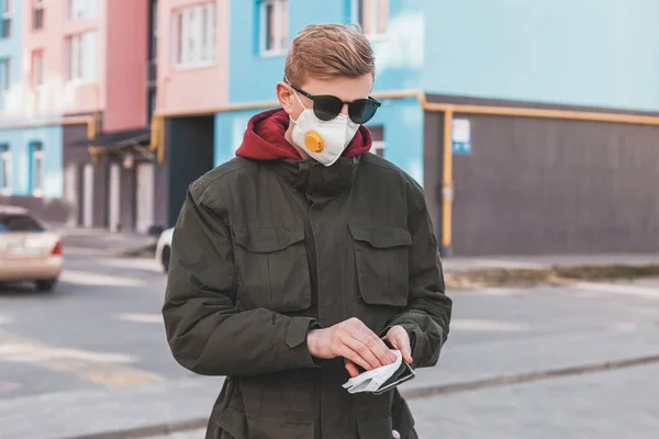 Koruyucu Maskeli Bir Adam Akıllı Telefonunu Islak Bir Antibakteriyel Mendille Stok Resim