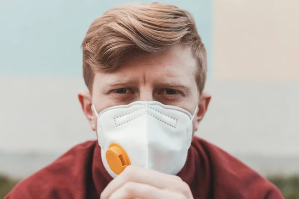 Porträt Eines Traurigen Mannes Mit Dramatischem Gesichtsausdruck Einer Schutzmaske Gegen — Stockfoto