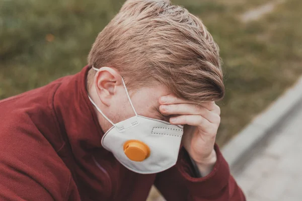 Porträt Eines Traurigen Mannes Mit Dramatischem Gesichtsausdruck Einer Schutzmaske Gegen — Stockfoto