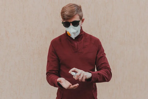 Homem Branco Com Uma Máscara Protetora Limpa Mãos Vírus Das — Fotografia de Stock