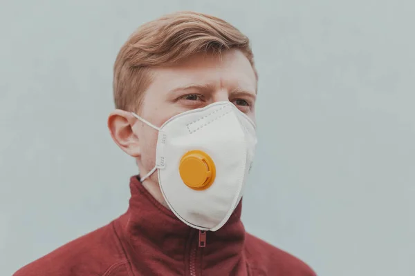 Close Retrato Homem Branco Uma Máscara Protetora Vírus Durante Uma — Fotografia de Stock