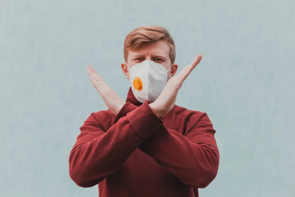 Retrato Homem Branco Com Uma Máscara Protetora Que Mostra Gesto — Fotografia de Stock