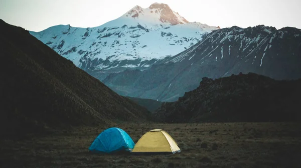 Resor Och Camping Med Tält Berget Stockfoto