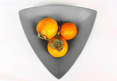   Hurma, beyaz arka planda izole edilmiş. meyve suyu, sağlık ürünleri, parfüm